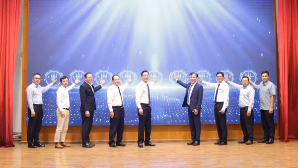 Các đại biểu thực hiện nghi thức kích hoạt Tổng đài ứng dụng trí tuệ nhân tạo và thông tin thuế qua nền tảng thanh toán số. (Ảnh: Lê Tú)