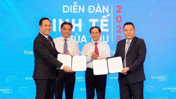 Ông Hà Huy Cường, Phó Tổng Giám đốc Nam A Bank (bìa trái) và đại diện HCMC C4IR ký kết Biên bản ghi nhớ dưới sự chứng kiến của Phó Thủ tướng Bùi Thanh Sơn và ông Nguyễn Lộc Hà - Phó Chủ tịch Thường trực Ủy ban nhân dân Thành phố Hồ Chí Minh.