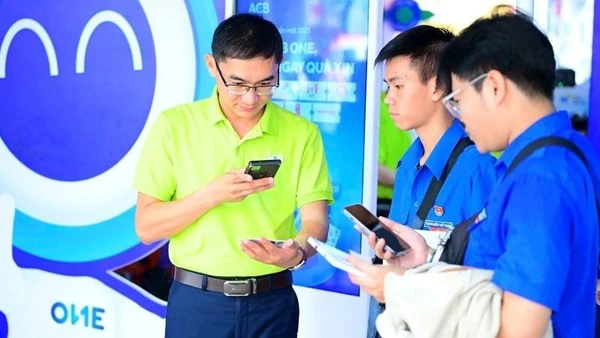 Nhân viên Ngân hàng ACB giới thiệu với khách hàng các tiện ích thanh toán số. (Ảnh ACB)