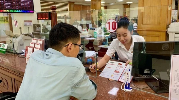 Thị trường trái phiếu doanh nghiệp chậm hồi phục, nguồn vốn cho kinh tế tư nhân vẫn phụ thuộc vào các ngân hàng.