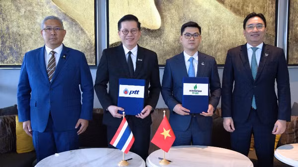 Bí thư Đảng ủy, Chủ tịch Hội đồng Quản trị PV GAS Nguyễn Thanh Bình và Phó Tổng Giám đốc PV GAS Nguyễn Phúc Tuệ chụp ảnh lưu niệm sau lễ ký kết thỏa thuận hợp tác giữa PV GAS và PTT.