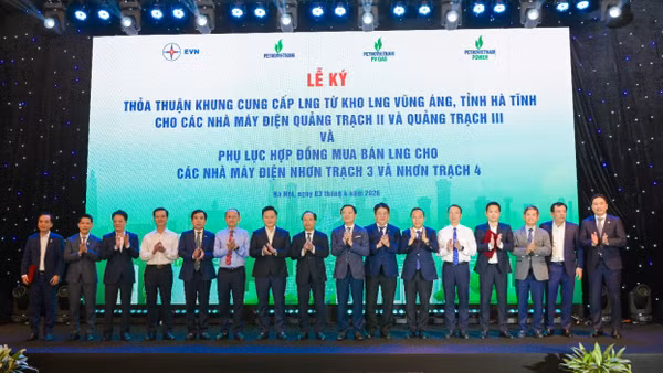 Các đồng chí lãnh đạo chúc mừng Lễ ký kết.