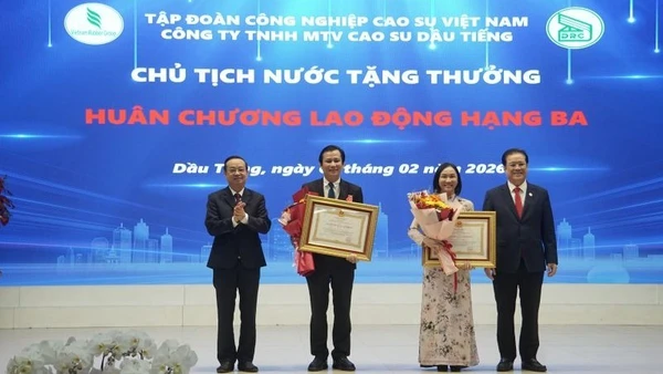 Các cá nhân Công ty Cao-su Dầu Tiếng nhận Huân chương Lao động Hạng Ba.