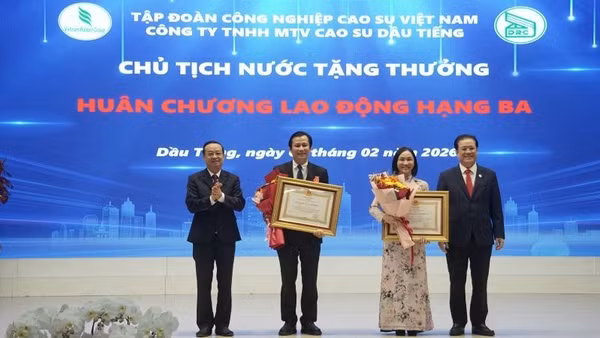 Các cá nhân Công ty Cao-su Dầu Tiếng nhận Huân chương Lao động Hạng Ba.