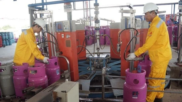 Công nhân chiết nạp gas tại Công ty PV GAS LPG miền nam.