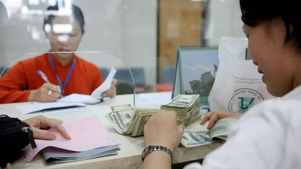 Ảnh hưởng biến động kinh tế-chính trị thế giới, dòng kiều hối về Thành phố Hồ Chí Minh giảm mạnh. (Ảnh: THẾ ANH)