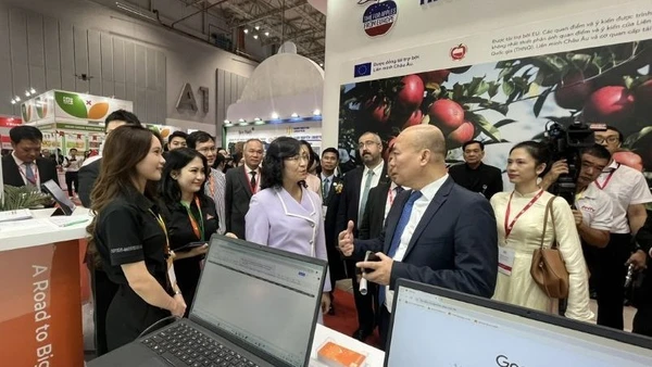 Bà Phan Thị Thắng, Thứ trưởng Công thương tham quan gian hàng tại Triển lãm trực tuyến Vietnam Food Expo 2025.
