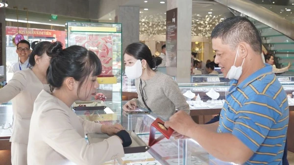 Theo khuyến cáo của cơ quan chức năng, người dân chỉ nên giao dịch vàng tại các tiệm vàng, cửa hàng được cấp phép, có uy tín và đầy đủ hóa đơn, chứng từ. (Ảnh: THẾ ANH)