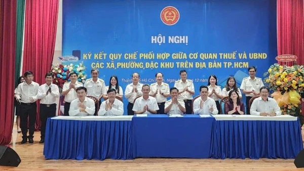 Đại diện Thuế Thành phố Hồ Chí Minh ký kết Quy chế phối hợp công tác quản lý thuế cùng chính quyền cơ sở.
