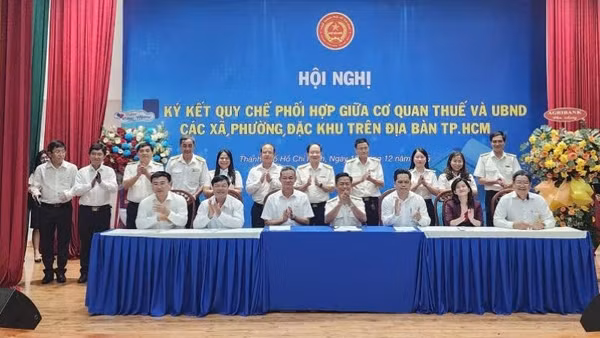 Đại diện Thuế Thành phố Hồ Chí Minh ký kết Quy chế phối hợp công tác quản lý thuế cùng chính quyền cơ sở.