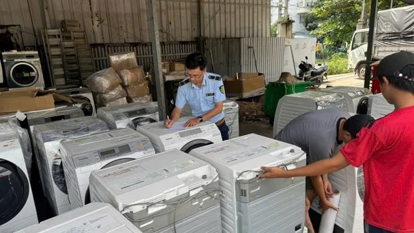 Lực lượng chức năng kiểm đếm hàng hóa nhập khẩu đã qua sử dụng.