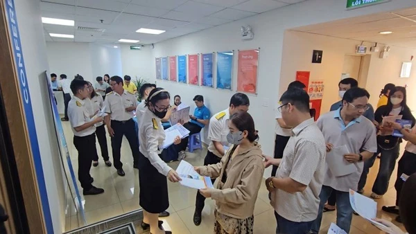 Đại diện Thuế cơ sở 1 Thành phố Hồ Chí Minh phát tài liệu tuyên truyền chính sách thuế đến hộ, cá nhân kinh doanh tại Thành phố Hồ Chí Minh.