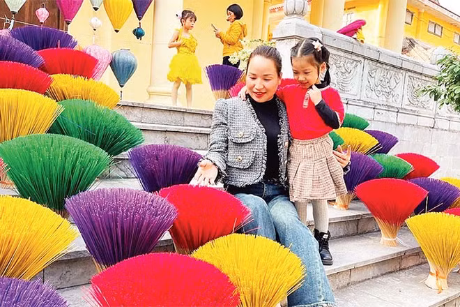 Trưng bày tăm hương làng nghề phục vụ các em học sinh trải nghiệm dịp áp Tết ở Bảo tàng Hải Phòng.