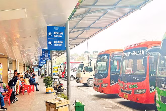 Hà Nội huy động hàng nghìn xe ô-tô khách bảo đảm nhu cầu của người dân dịp Tết.
