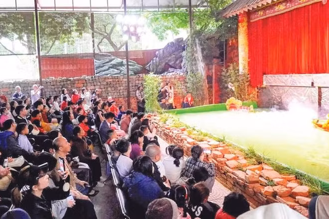Lượng khách đến Hoàng thành Thăng Long đông là tín hiệu vui, nhưng cũng phát sinh nhiều bất cập.