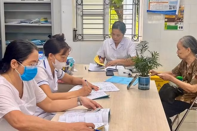 Người dân đến khám bệnh tại Trạm Y tế xã Ô Diên. (Ảnh DUY VŨ)