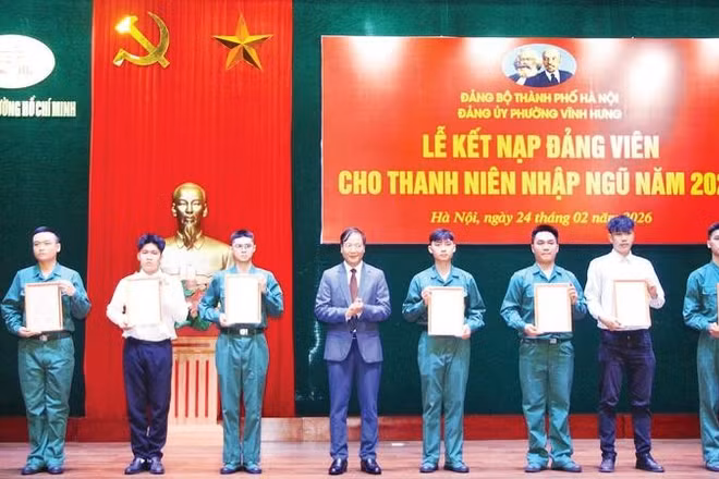 Lãnh đạo phường Vĩnh Hưng trao quyết định kết nạp Đảng cho bảy quần chúng ưu tú là tân binh nhập ngũ năm 2026.