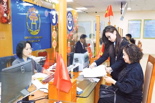 Người dân đến làm thủ tục tại Trung tâm phục vụ hành chính công thành phố Hà Nội-Chi nhánh số 3. (Ảnh ĐÌNH HIỆP)
