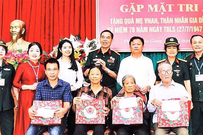 Ban Chấp hành Hội trao quà, sổ tiết kiệm tặng các thân nhân liệt sĩ. (Ảnh TRUNG ANH)