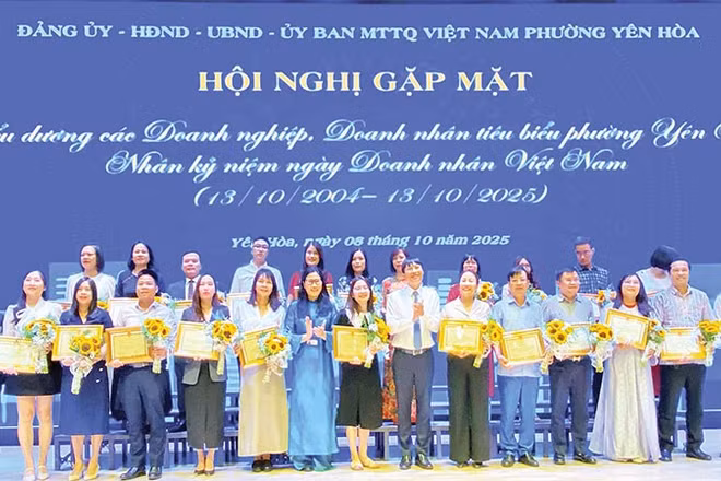 Phường Yên Hòa biểu dương khen thưởng 25 doanh nghiệp, doanh nhân tiêu biểu nhân kỷ niệm Ngày Doanh nhân Việt Nam 13/10.