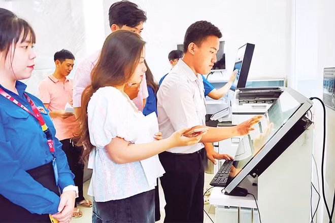 Sinh viên đồng hành cùng Ủy ban nhân dân phường Sài Gòn hỗ trợ người dân, doanh nghiệp trong thực hiện thủ tục hành chính.