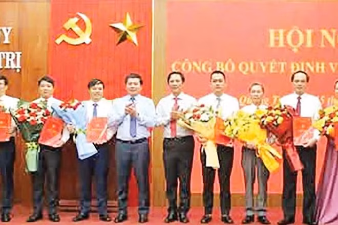 Lãnh đạo tỉnh Quảng Trị trao quyết định và tặng hoa các cán bộ được điều động, phân công, chỉ định nhiệm vụ (Ảnh HƯƠNG GIANG)