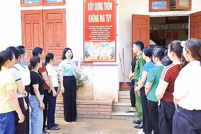 Phụ nữ xã Yên Bình tuyên truyền xây dựng thôn không ma túy.