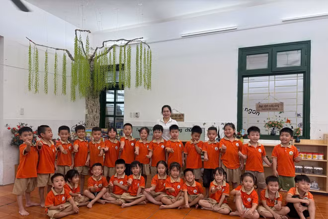 Cô giáo Trần Thị Hiền và các em học sinh trường mầm non Liên Minh A.