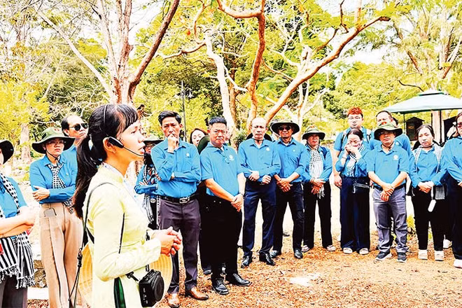 Chị Lê Thị Xuân Duyên thuyết minh cho đoàn khách tham quan Di tích lịch sử quốc gia đặc biệt Côn Đảo.