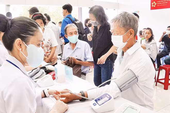 Khám sức khỏe cho người cao tuổi tại phường Xuân Hòa.