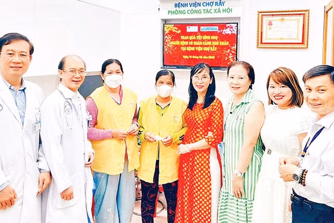 Phòng Công tác xã hội thực hiện mua bảo hiểm y tế cho người bệnh, người nuôi bệnh tại bệnh viện.