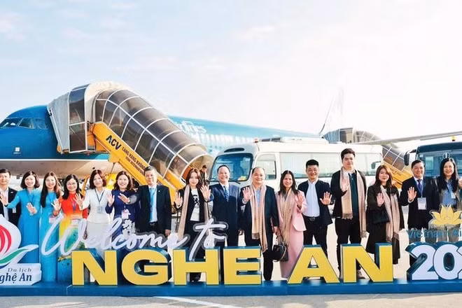 Đón du khách và chuyến bay đầu tiên ngay sau khi hoàn thành việc nâng cấp Cảng hàng không quốc tế Vinh.