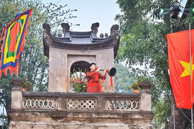 Tiếng loa thông báo mở cổng Ô Quan Chưởng vang lên.