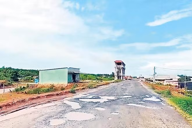 Tuyến đê biển Đông, đoạn thuộc địa phận xã Vĩnh Hậu (Cà Mau) vừa làm xong đã xuống cấp trầm trọng.