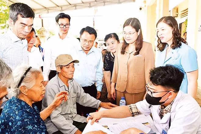 Khám tư vấn sức khỏe cho người dân tại xã Phú Long, tỉnh Ninh Bình.