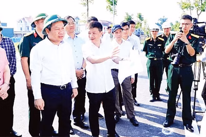 Chủ tịch Ủy ban nhân dân thành phố Hà Nội Vũ Đại Thắng nghe báo cáo về tình hình triển khai dự án đầu tư khu đô thị đa mục tiêu tại xã Thư Lâm và xã Đông Anh (Ảnh VIẾT THÀNH)