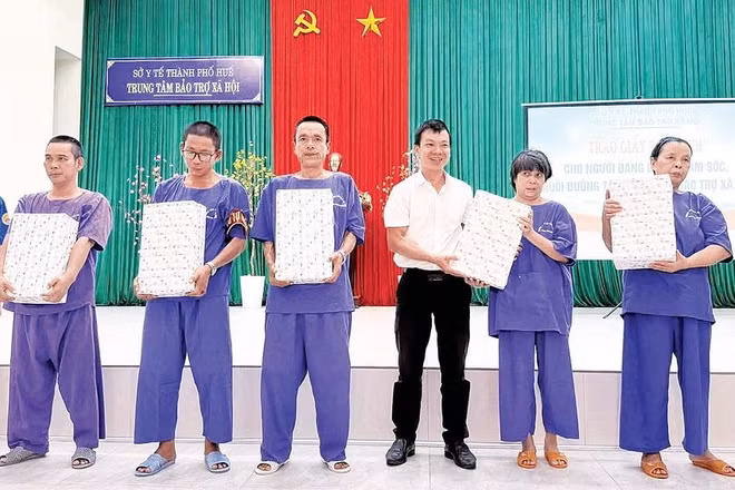 Trao quà cho những người đang được nuôi dưỡng, chăm sóc tại Trung tâm Bảo trợ xã hội thành phố Huế.