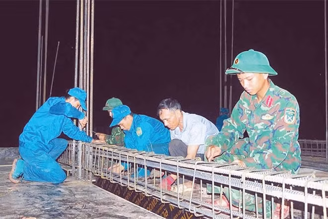Lực lượng vũ trang tỉnh Quảng Trị hỗ trợ xây dựng các trường học vùng biên giới tranh thủ làm việc vào ban đêm.