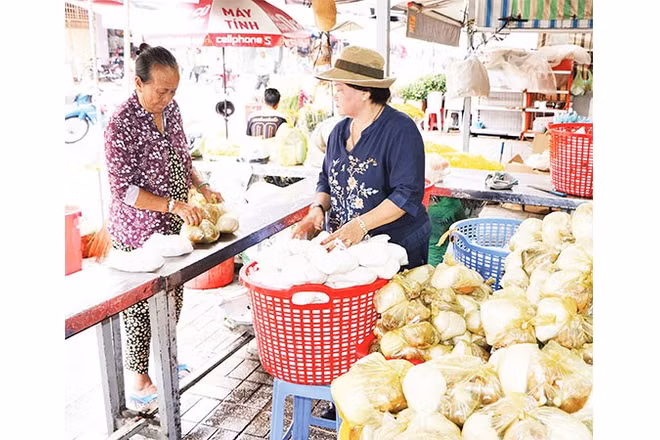 Mỗi ngày nhiều người nghèo đến nhận suất ăn miễn phí.