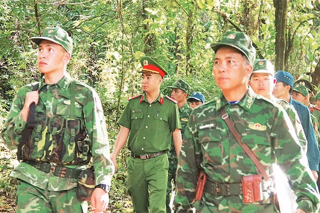 Cán bộ, chiến sĩ Đồn Biên phòng Ia Púch tuần tra, kiểm soát khu vực biên giới.