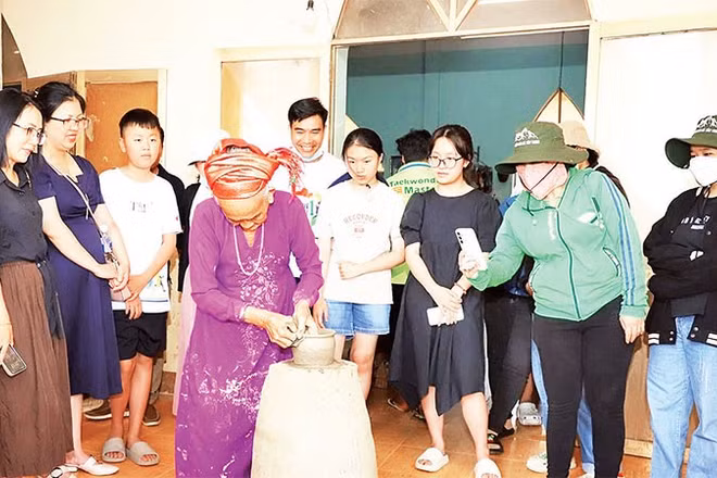 Du khách xem nghệ nhân làng nghề gốm Bàu Trúc, xã Ninh Phước, tỉnh Khánh Hòa biểu diễn nhào nặn sản phẩm.