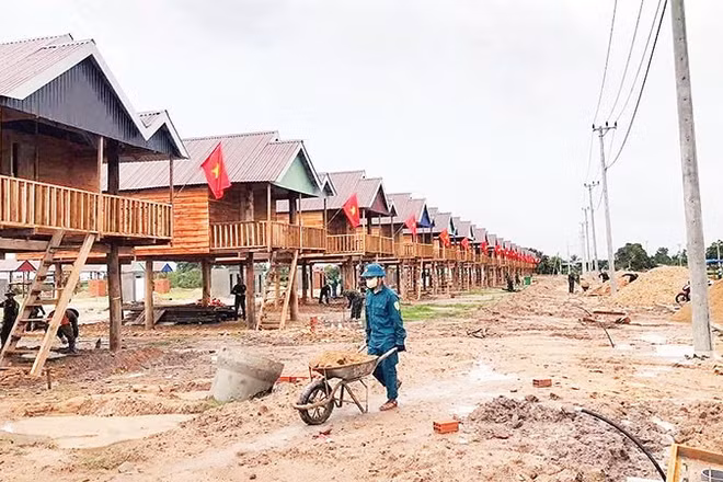 Cán bộ, chiến sĩ thuộc Bộ Chỉ huy quân sự tỉnh Gia Lai phối hợp các cấp chính quyền giúp người dân di dời, dựng nhà tại nơi ở mới.
