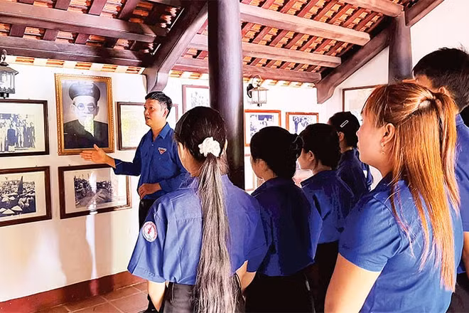 Các bạn trẻ xã Thạnh Bình tìm hiểu về cuộc đời và sự nghiệp của cụ Huỳnh Thúc Kháng.