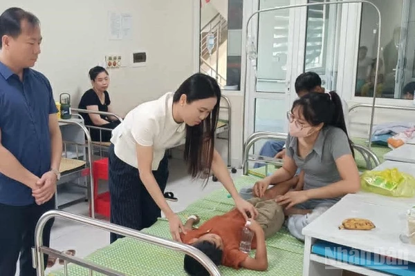Lãnh đạo Sở Giáo dục và Đào tạo tỉnh Hưng Yên thăm hỏi, động viên các trường hợp nhập viện điều trị.