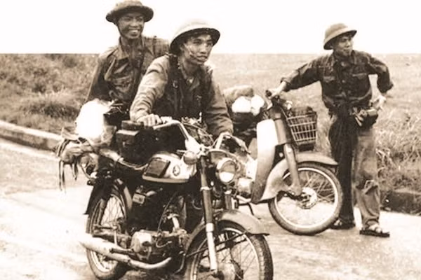 Nhà báo Ngọc Đản (phải) và các đồng nghiệp vượt đèo Hải Vân từ Huế vào thành phố Đà Nẵng, tháng 3/1975. Ảnh: Nhà báo Ngọc Đản cung cấp.