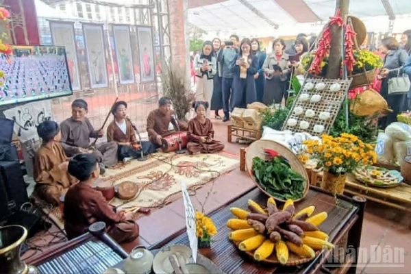 Các đại biểu tham quan 8 gian trưng bày và trình diễn các loại hình nghệ thuật truyền thống.