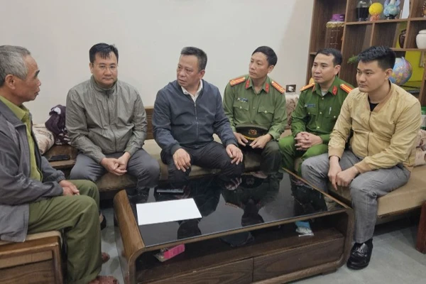 Lãnh đạo Công an tỉnh Hưng Yên thăm hỏi gia đình nạn nhân. (Ảnh Công an cung cấp)