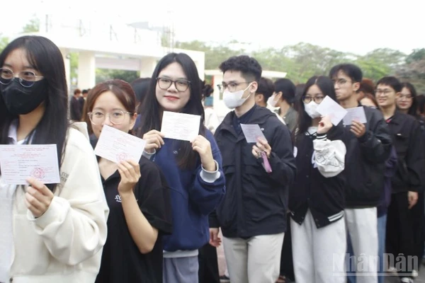 Đông đảo sinh viên Trường đại học Y Dược Thái Bình đến địa điểm bầu cử.