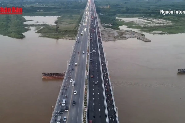 [Video] Điều chỉnh giao thông trên nhánh Ramp CV1C cầu Vĩnh Tuy
