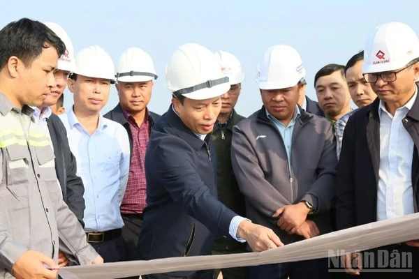 Lãnh đạo tỉnh Hưng Yên kiểm tra việc triển khai tuyến đường tại thực địa.